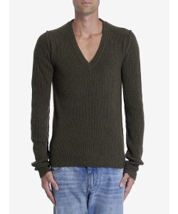 V-neckline jumper